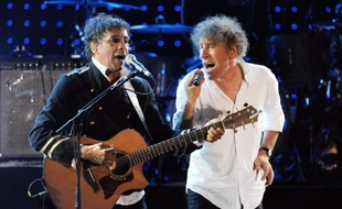 Laurent Voulzy et Alain Souchon sur scène les de la 26e édition des Francofolies de La Rochelle, le 15 juillet 2010
