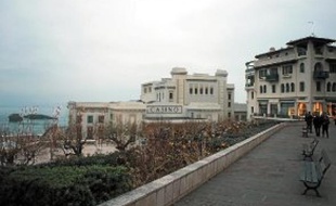 Le casino de la Grande Plage, style Art déco, offre une vue panoramique sur l'océan Atlantique.