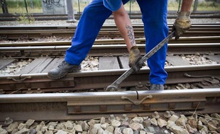 Le 15 juillet 2013 en Gare de Bondy (Seine-Saint-Denis), des agents de la SNCF inspectent et resserrent si besoin les éclisses des aiguillages des voies ferrées après l’accident ferroviaire de Bretigny-sur-Orge.