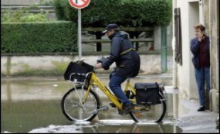 Un facteur des Pays de Galles s'est transformé en sage-femme jeudi lors de sa tournée quotidienne le 5 juillet 2007