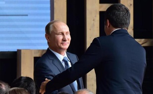 Vladimir Poutine accueilli par Matteo Renzi à son arrivée sur le site de l'exposition universelle le 10 juin 2015 à Milan