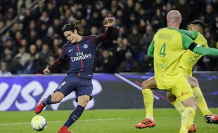 Edinson Cavani s'apprête encore à martyriser un gardien.