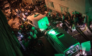 Des ambulances sur le lieu de l'explosion d'une bombe lors d'un mariage à Gaziantep, le 20 août 2016.