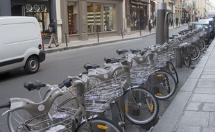 Une station de Vélib' à Paris.