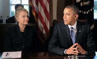 Le président américain Barack Obama (d) et l'ex-secrétaire d'Etat Hillary Clinton à la Maison-Blanche à Washington, le 28 novembre 2012