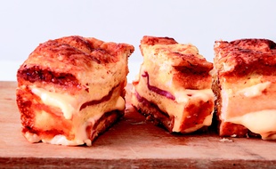 Le croque-cake jambon gruyère.