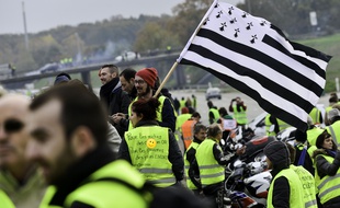 Rennes Gilets Jaunes 17th of november 2018 About 1000 members of the movement of the yellow vests partially blocked the device of the city of Rennes during the afternoon, a delegation was received in prefecture. Environ 1000 membres du mouvement des gilets Jaunes ont partiellement bloque le peripherique de la ville de Rennes durant l apres midi, une delegation a ete recu en prefecture.