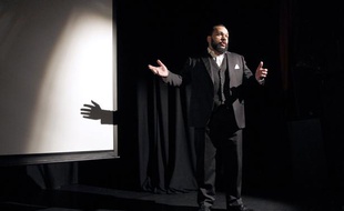 Dieudonné sur la scène du théâtre de la Main d'or, en janvier 2012.