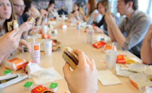 Les journalistes de 20 Minutes testent le Mc Baguette, le 18 avril 2012, à Paris.