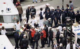Evacuation des victimes de l'attentat de la rue de Rennes le 17 septembre 1985 à Paris