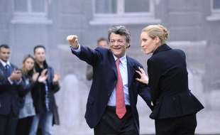 Très souriant, mais sans un mot pour les journalistes, Jean-Louis Borloo a quitté lundi le ministère de l'Ecologie et le gouvernement, au terme de sa passation de pouvoir avec Nathalie Kosciusko-Morizet qu'il a chaleureusement embrassée.