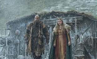 Gustaf Skarsgård et Leah McNamara dans la cinquième saison de «Vikings».