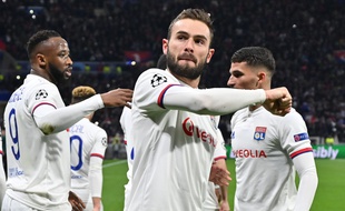 Ici entre Moussa Dembélé et Houssem Aouar, Lucas Tousart célèbre son but déterminant avec les supporters lyonnais. L. PHILIPPE DESMAZES