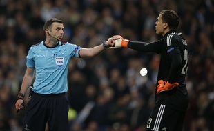 Michael Oliver, l'arbitre du quart retour de Ligue des champions Real Madrid-Juventus, a été placé sous protection policière le 16 avril 2018.