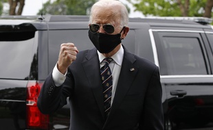 Joe Biden après sa visite d'un monument aux anciens combattants américains, dans le Delaware, le 25 mai 2020.