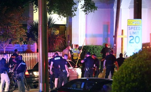 La police devant l'église où a eu lieu la fusillade.