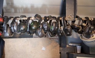 Une collection de casques antibruit.