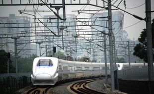 Un train à grande vitesse sur la ligne entre Pékin et Nanning, dans la province du Guangxi, dans le sud de la Chine, le 13 juin 2014