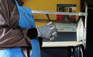 Un responsable sanitaire dans un centre d'isolement contre le virus Ebola