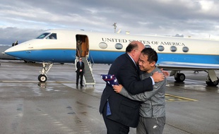 L'ambassadeur américain en Suisse Edward McMullen salue Xiyue Wang sur le tarmac à Zurich, le 7 décembre 2019.