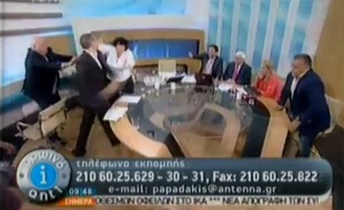 Capture d'écran de la vidéo où Ilias Kasidiaris, député néonazi grec, agresse Liana Kanelli, une députée communiste, sur un plateau de télévision, le 7 juin 2012.
