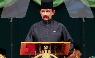 Le sultan du Brunei, Hassanal Bolkiah, le 22 octobre 2013, annonce l'adoption de la charia par son pays.