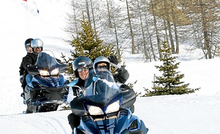 En motoneiges ou sur la glace, les activités sans skier ne manquent pas.