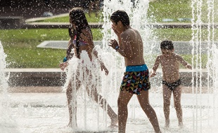 Des enfants jouant avec des jets d'eau place Place Antonin Poncet à Lyon pendant la canicule, le 4 juillet. Crédit:KONRAD K./SIPA
