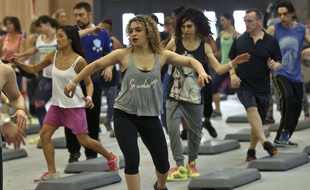Cours de zumba fitness à Paris, le 18 mars 2016. AP Photo/Michel