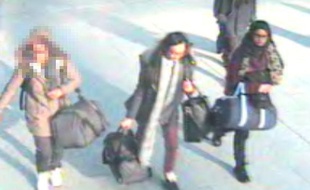 La police britannique a diffusé des photos des trois adolescentes, alors qu'elles s'apprêtaient à prendre l'avion à l'aéroport de Gatwick, mardi 17 février.