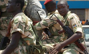 Au moins 60 personnes ont été tuées dimanche et lundi dans l'ouest de la Centrafrique lors de combats opposant les forces du nouveau régime à des hommes armés présentés comme des partisans de l'ex-président François Bozizé, a indiqué la présidence centrafricaine.