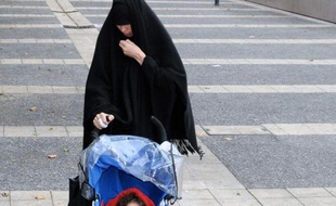La soeur de Mohamed Merah, Souad Merah, à Toulouse, le 19 décembre 2012