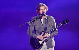 Après la tournée de la Star Academy, Ulysse sort son premier single « Fou »