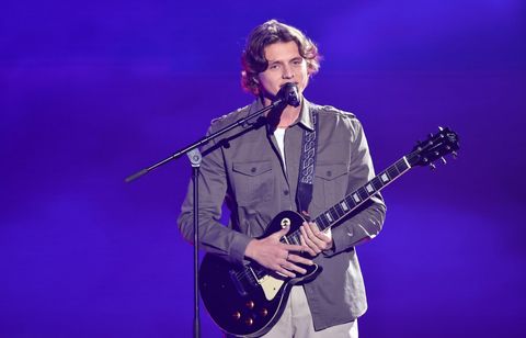 Après la tournée de la Star Academy, Ulysse sort son premier single « Fou »
