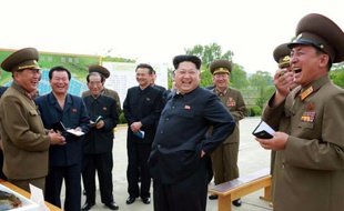 Photo transmise par l'agence nord-coréenne Kcna du leader Kim Jong-Un, le 15 mai 2015 los de la visite d'une usine dans un lieu non précisé