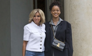 Rihanna, vêtue d'une très ample veste anthracite, a été accueillie sur le perron de l'Elysée par Brigitte Macron, jean slim et veste blanche.