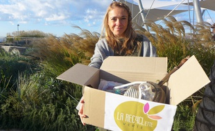 Cindy Malaurie cherche un lieu pour poser les cartons de son « charity shop », la Recyclett verte.