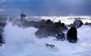 Météo-France a émis un bulletin d'alerte orange en raison du vent fort et des averses localement orageuses attendues dans la journée de dimanche sur onze départements de l'ouest de la France