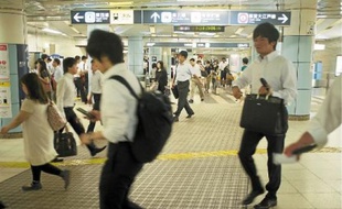 Les « salary men», qui se pressent dans le métro de Tokyo à l'heure de pointe, ont adopté les manches courtes.