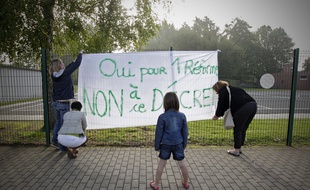 A Phalempin (59) des parents posent une banderole contre les rythmes scolaires.