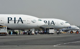 Des avions de Pakistan International Airline (PIA) sur le tarmac de l'aéroport international Benazir Bhutto à Islamabad (Pakistan) le 10 octobre 2012.