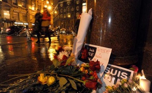 Fleurs et pancartes "Je suis Charlie" devant le consulat de France à Saint-Pétersbourg, le 8 janvier 2015