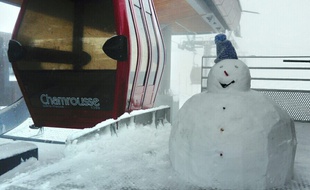 Un bonhomme de neige au sommet de Chamrousse.