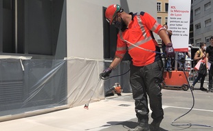 La métropole de Lyon teste une peinture anti-chaleur sur ses trottoirs.