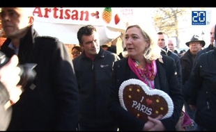 Marine Le Pen, présidente du Front national, au marché de Noël sur les Champs-Elysées, le 9 décembre 2013.