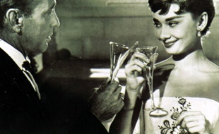 Les acteurs Humphrey Bogart et Audrey Hepburn dans Sabrina