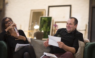 Karine Le Marchand avec Daniel, lors de l'ouverture du courrier.