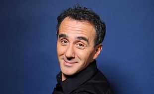 Depuis le premier opus de l'Âge de glace, c'est Elie Semoun qui prête sa voix à Sid.