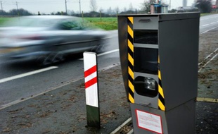 Cinq cents nouveaux "vrais" radars et plus de 10.000 leurres, les premiers en France, vont être installés sur les routes françaises dans les trois ans qui viennent