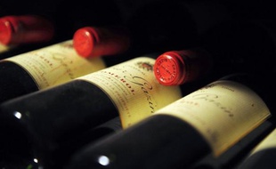 L'Autorité des marchés financiers (AMF) a mis en garde mercredi les épargnants contre certains placements "atypiques" dans les oeuvres d'art, le vin ou les diamants, qui ne sont pas soumis à la réglementation des instruments financiers.